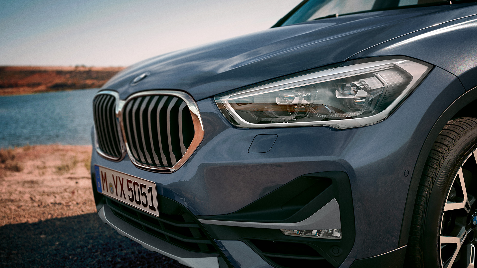 BMW X1, פנסים ראשיים מסוג LED. BMW X1, תקריב של הפנסים הראשיים מסוג LED.