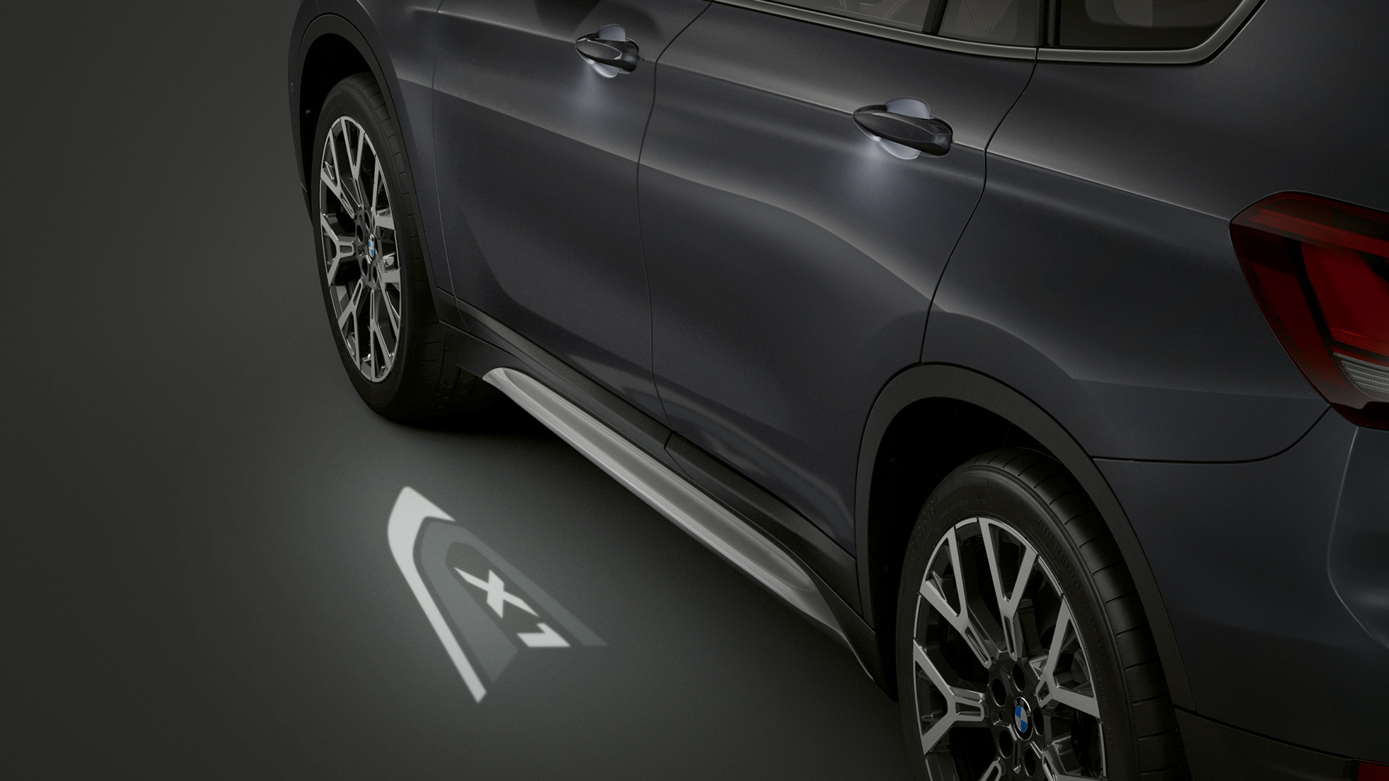 BMW X1, אלומת LED "X1".(אופציה בתשלום) BMW X1, מבט מהצד עם התמקדות באלומת ה-LED "X1".(אופציה בתשלום)