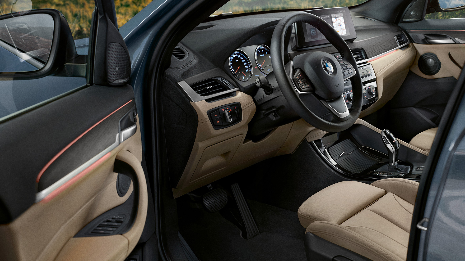 BMW X1, חלל פנים BMW X1, חלל פנים עם התמקדות בגלגל ההגה הרב-תפקודי