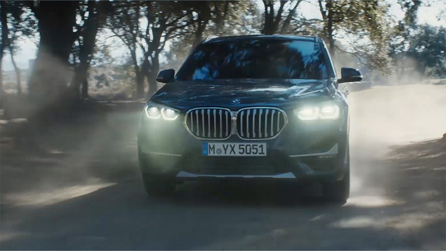BMW X1 LCI מבט קדמי BMW X1 LCI מבט קדמי בנסיעה לפני תמונת טבע