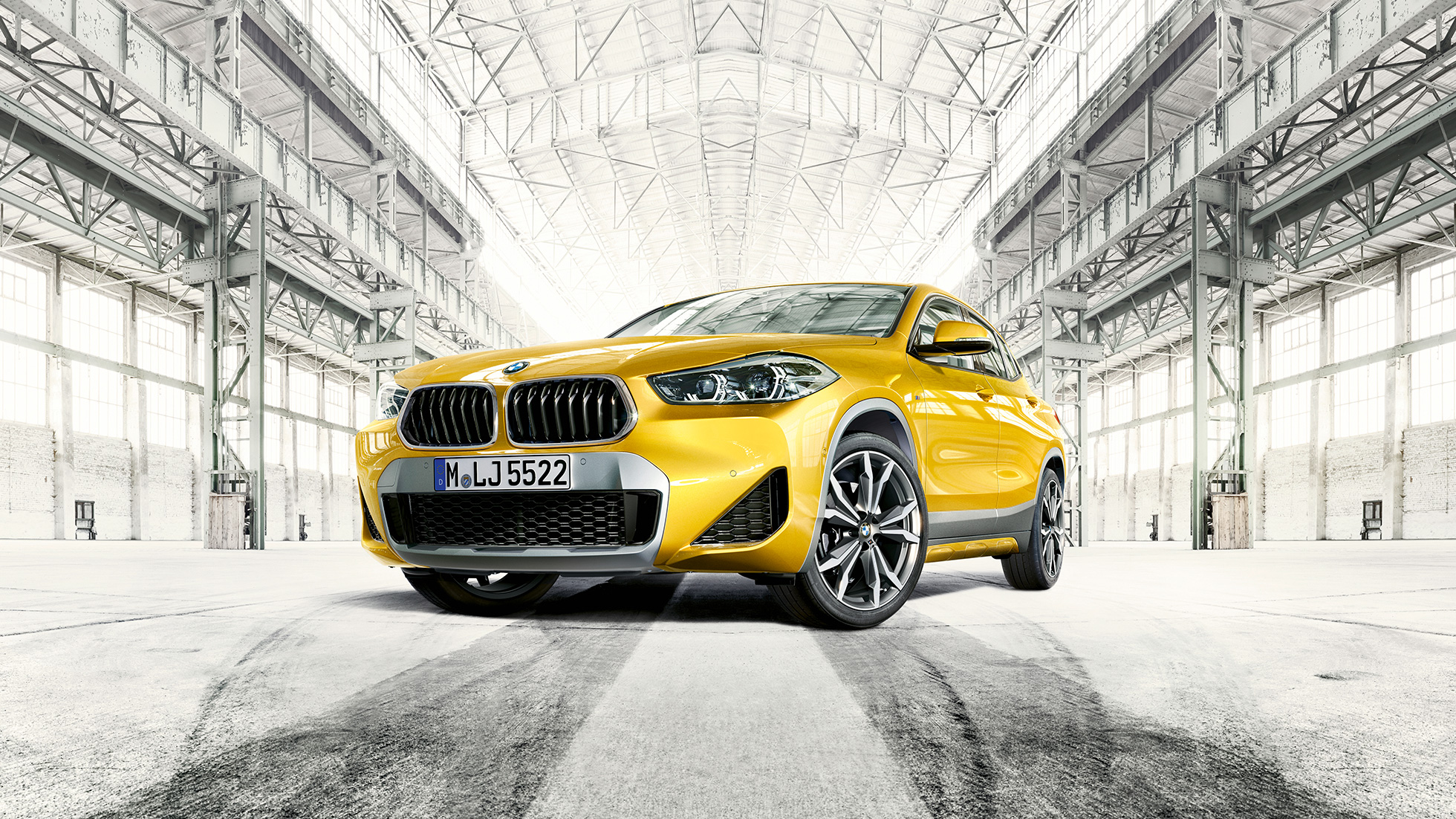 מבט 3/4 מלפנים BMW X2 F39 מבט 3/4 מלפנים BMW X2 2018 F39 בזהב מטאלי