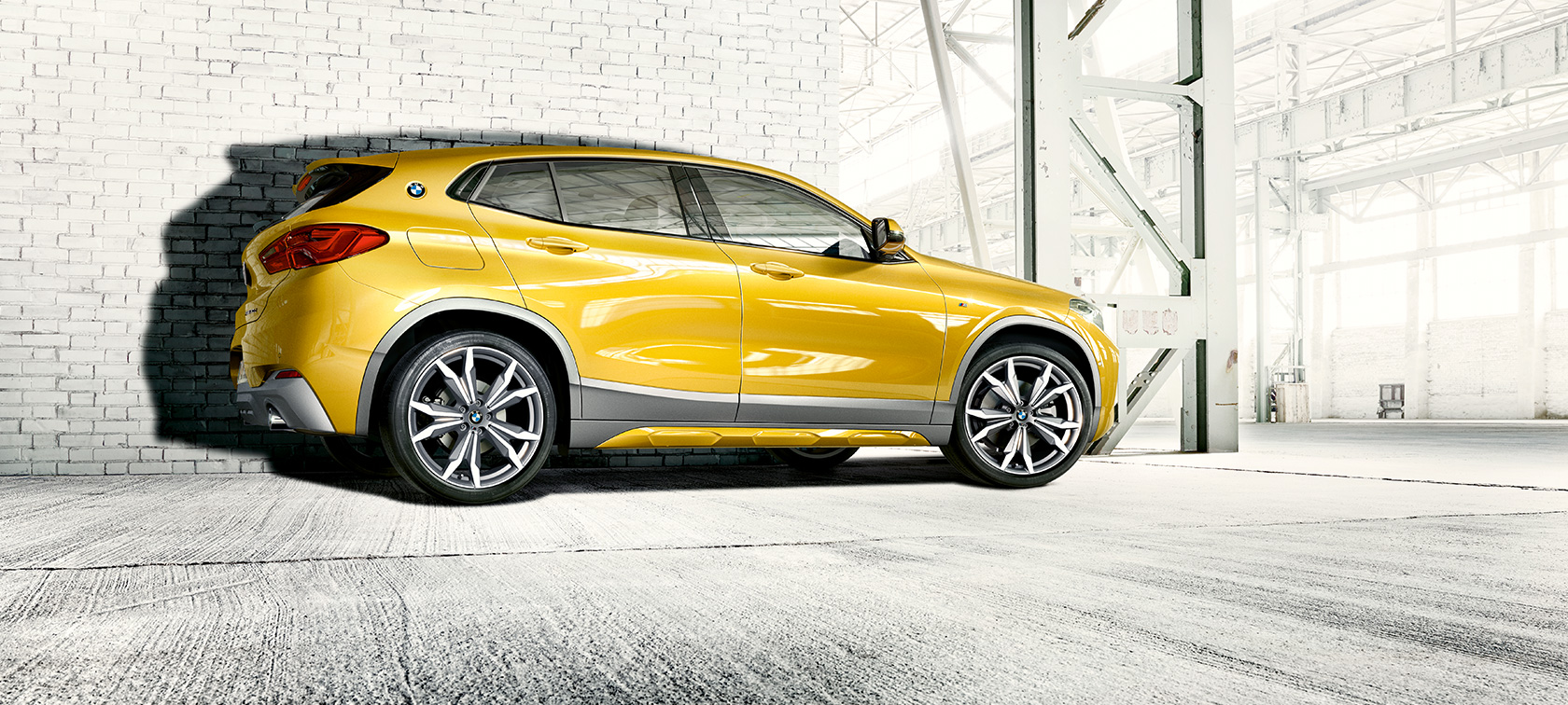 מבט צדדי BMW X2 F39 מבט צדדי BMW X2 2018 F39 בזהב מטאלי