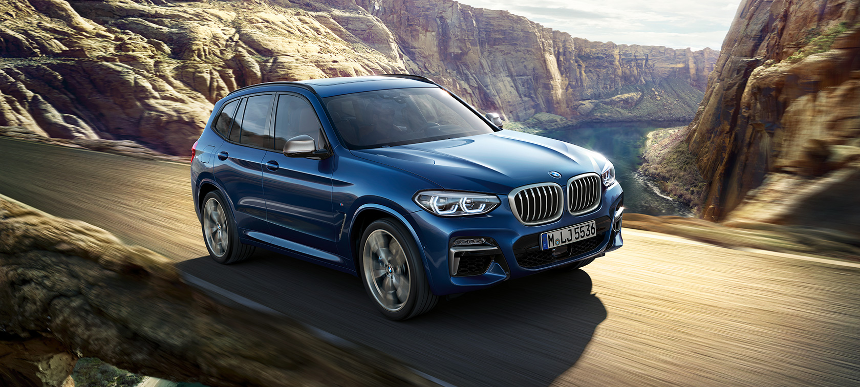 BMW X3 M40i, תמונה בנסיעה לפני ערוץ קניון BMW X3 M40i, תמונה בנסיעה לפני ערוץ קניון