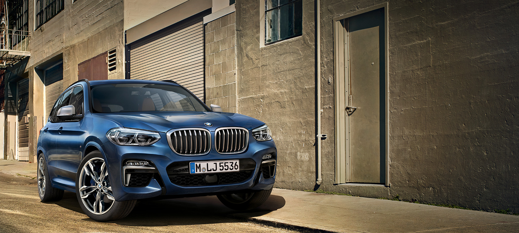 BMW X3 M40i, תמונה בחזית קיר בית BMW X3 M40i, תמונה בחזית קיר בית