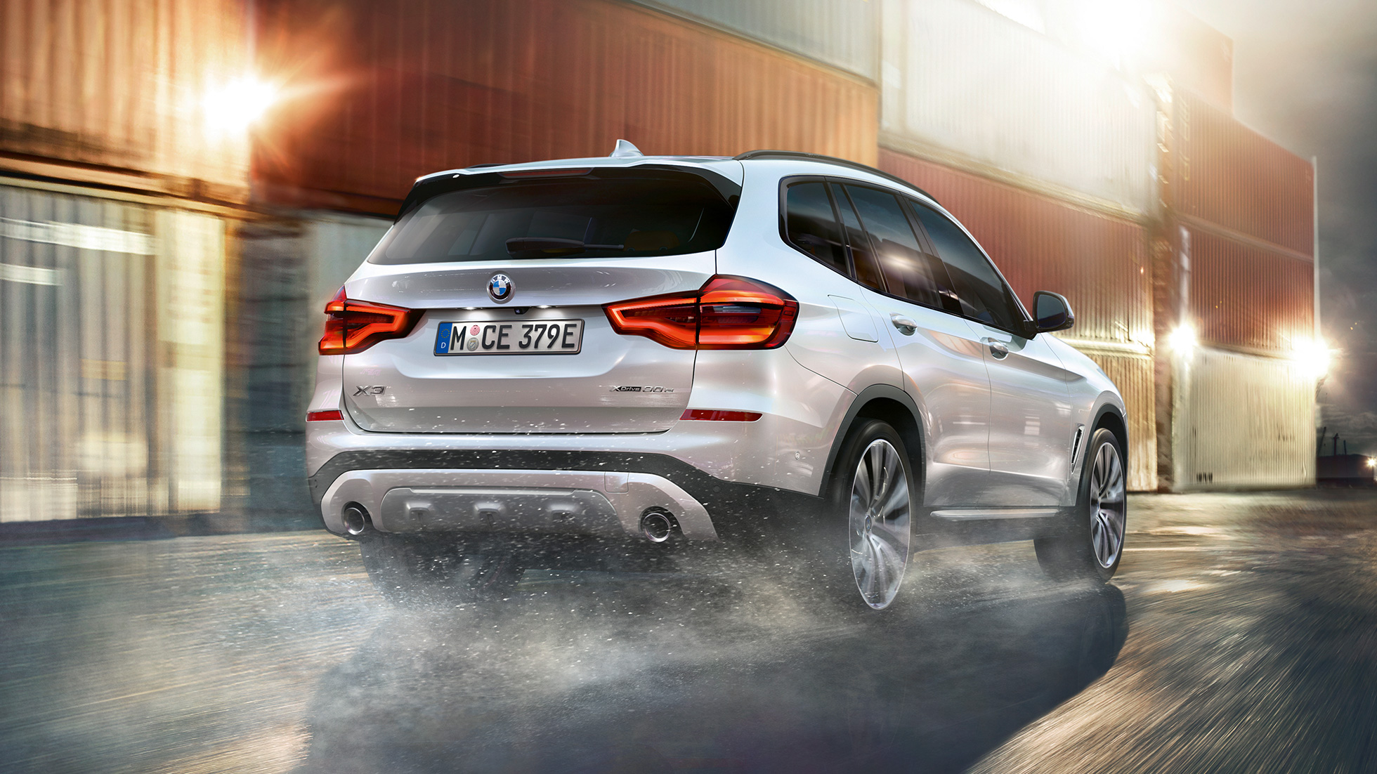 BMW X3 M40i, תמונה מאחור עם שם הדגם BMW X3 M40i, תמונה מאחור עם שם הדגם