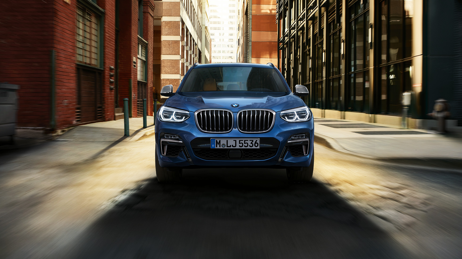 BMW X3 M40i, תמונה מלפנים בסביבה עירונית BMW X3 M40i, תמונה מלפנים בסביבה עירונית