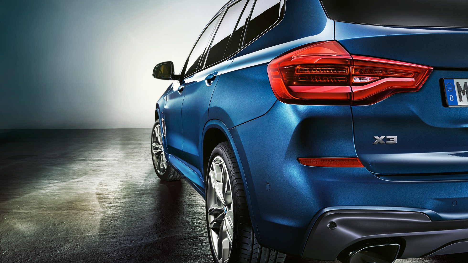 BMW X3 M40i, תמונת 3/4 אורית עם פנסים אחוריים מסוג LED BMW X3 M40i, תמונת 3/4 אורית עם פנסים אחוריים מסוג LED