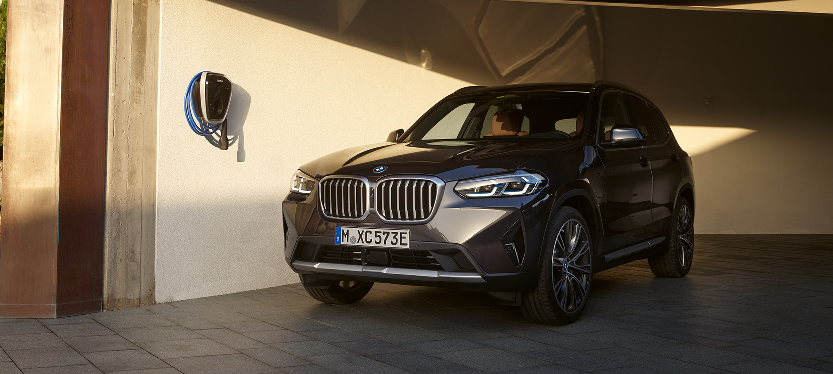 BMW X3 xDrive30e פלאג-אין הייבריד Sophisto Grey 2021 BMW X3 xDrive30e פלאג-אין הייבריד Sophisto Grey מבט קדמי בעמידה 2021