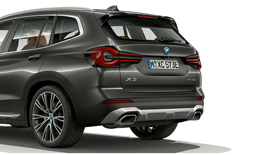 BMW X3 Sophisto Grey עיצוב אחורי 2021 BMW X3 Sophisto Grey צילום תקריב עיצוב חלק אחורי 2021