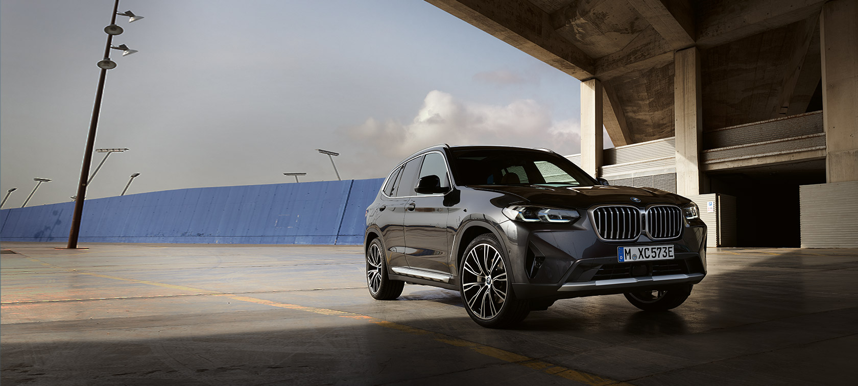 BMW X3 Sophisto Grey 2021 BMW X3 Sophisto Grey מבט קדמי לפני האנגר 2021