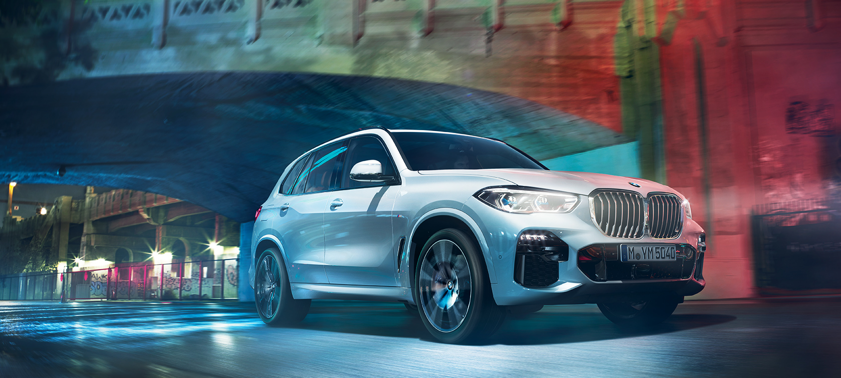 BMW X5 בפעולה BMW X5 בנסיעה עירונית בשעות הלילה