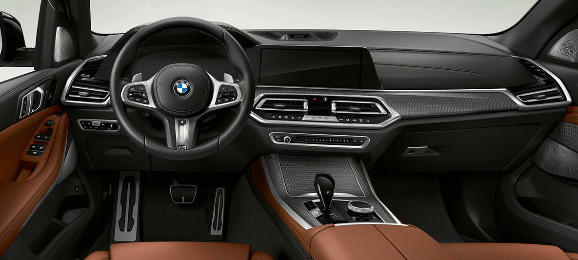 תא הנוסעים של BMW X5 M50d תא הנוסעים של BMW X5 M50d עם סביבת הנהג, לוח המכשירים והקונסולה המרכזית