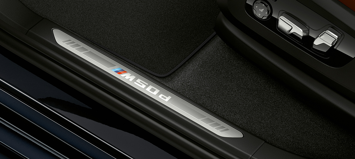 פסי עיטור בספי הדלתות של BMW X5 M50d BMW X5 M50d, פסי עיטור בספי הדלתות עם כיתוב BMW Individual
