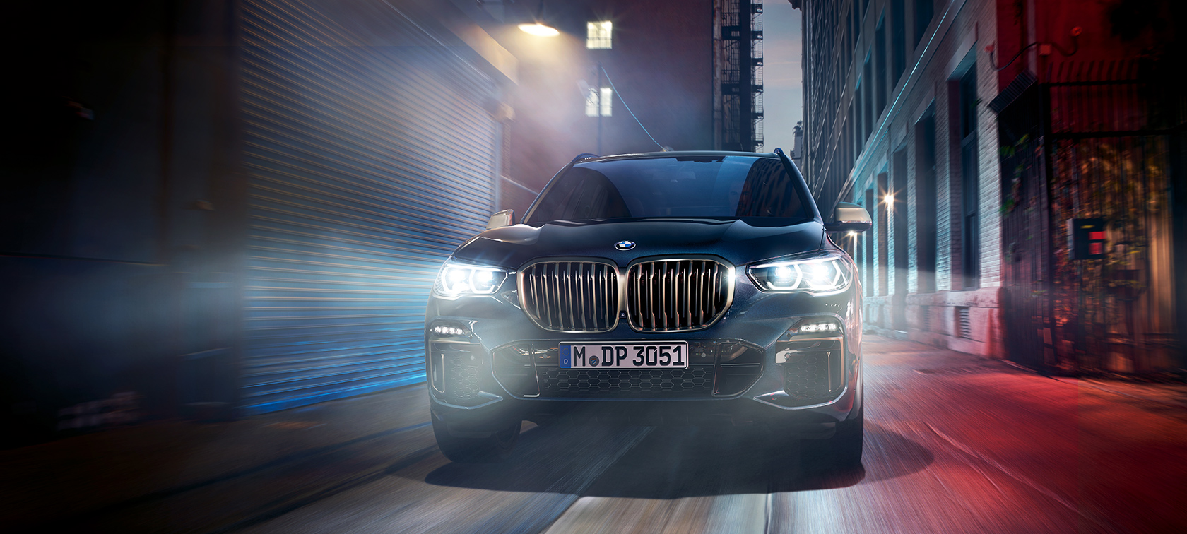 BMW X5 M50d בפעולה BMW X5 M50d ברחובות העיר בשעות הלילה