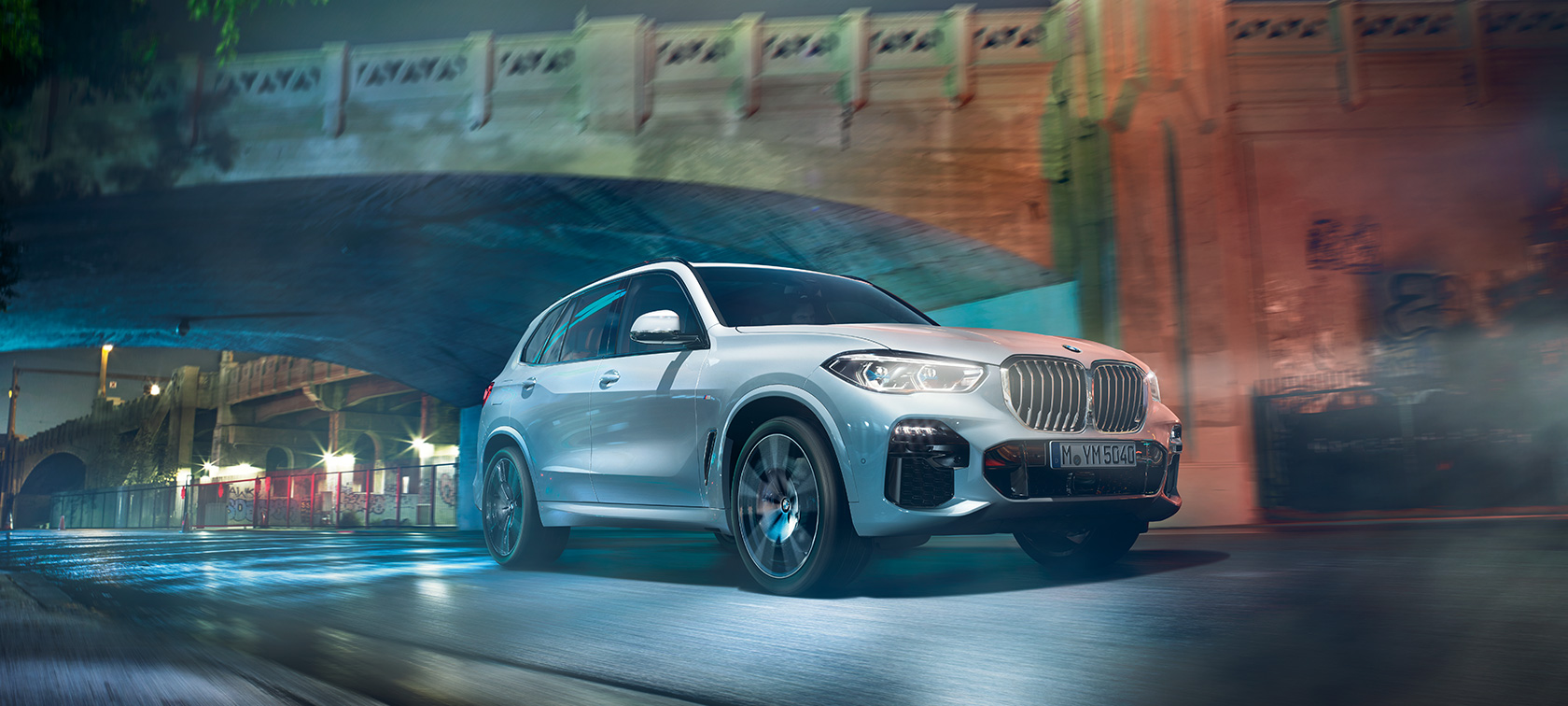 BMW X5 מבט קדמי ה-BMW X5 לבן Mineral, מבט קדמי בנסיעה בלילה