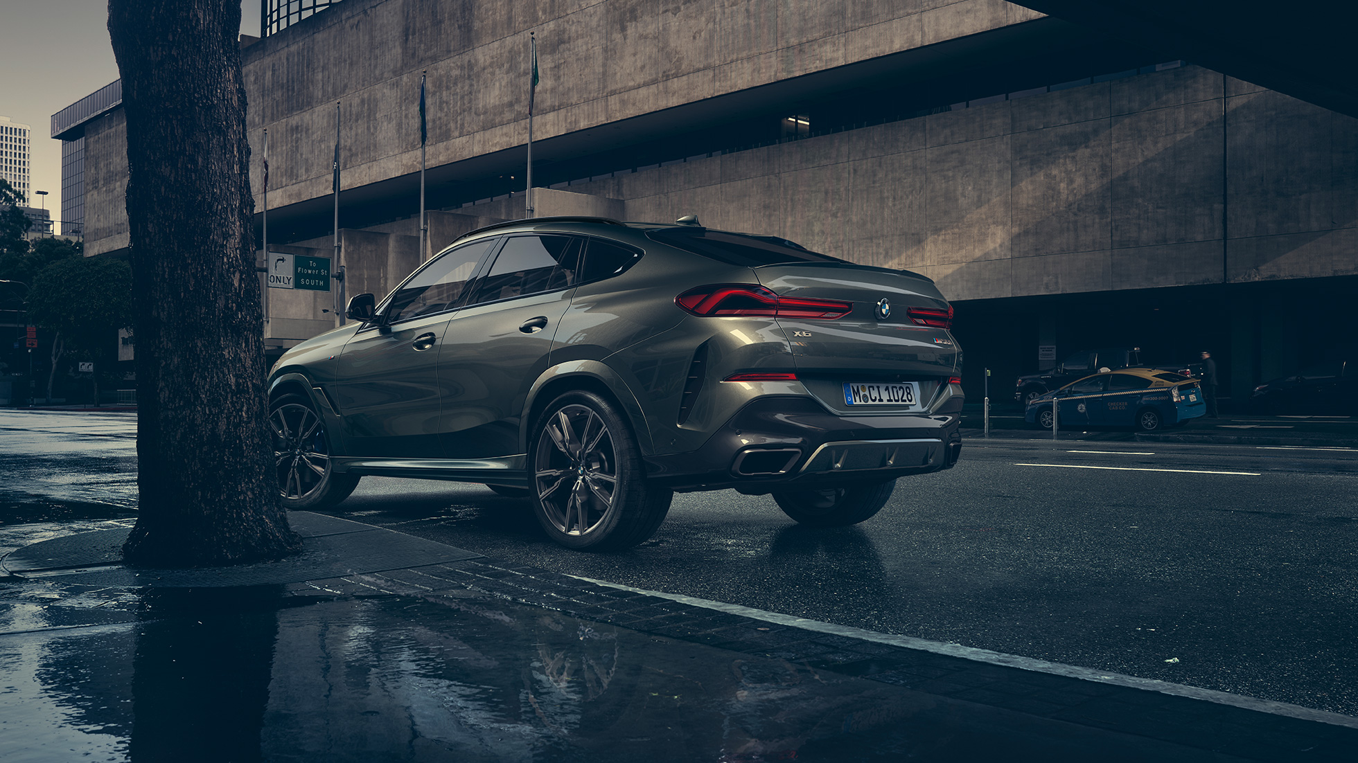 BMW X6 חלק חיצוני. BMW X6 in three-quarter rear perspective in front of an urban setting.