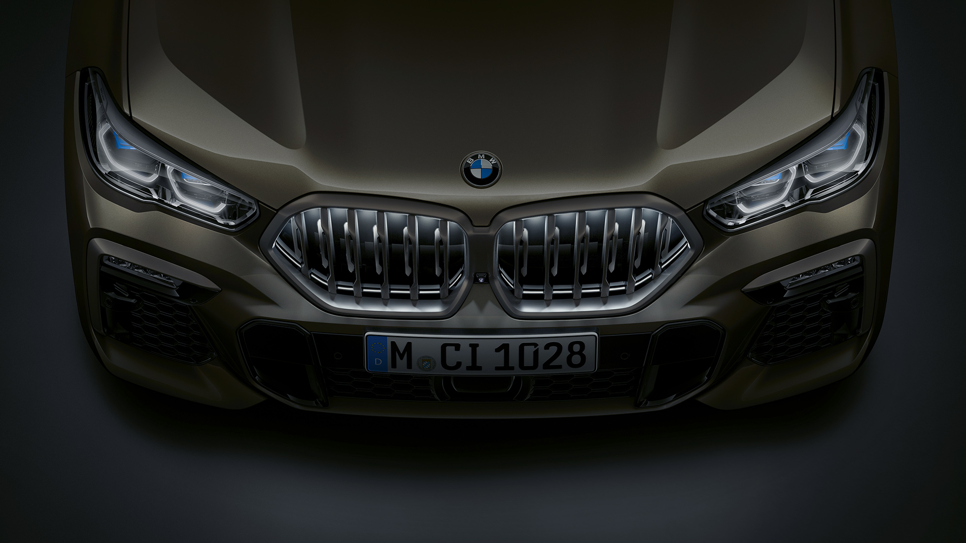 BMW X6 חלק קדמי. Close-up view of the BMW X6 front with BMW kidney grille ‘Iconic Glow’ from a bird's eye view.