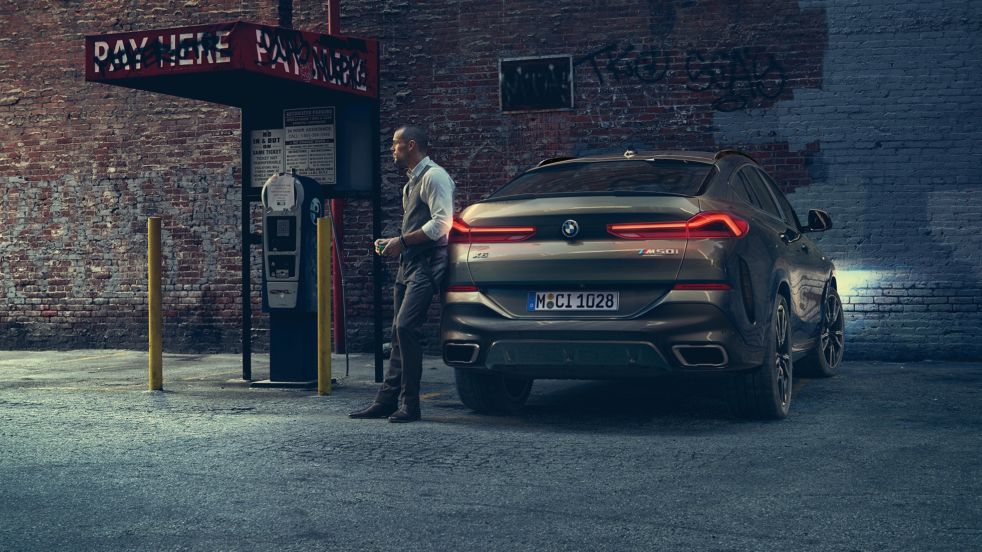 BMW X6 חלק אחורי. BMW X6 in rear perspective in front of an urban setting.