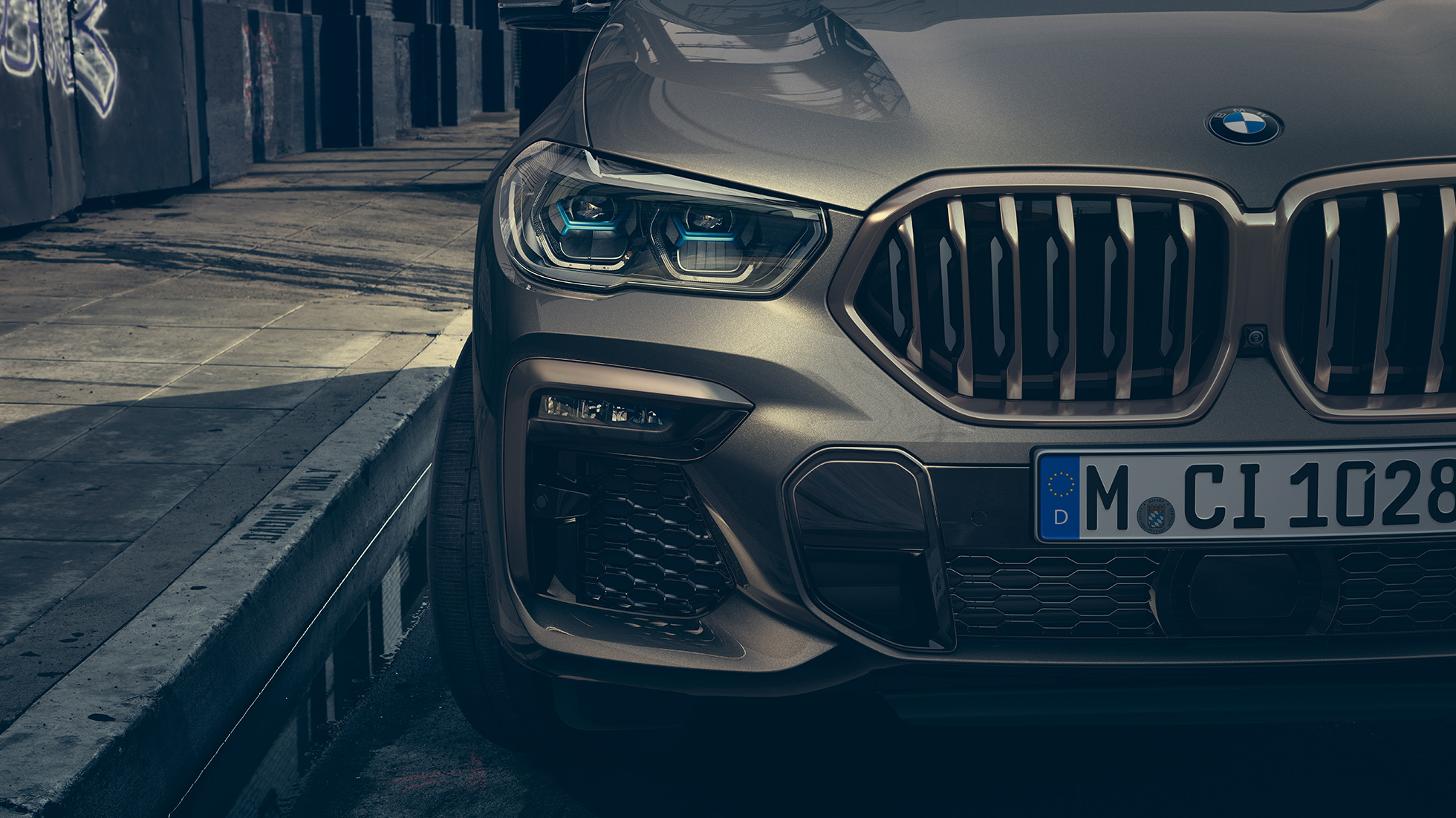 פנס לייזר של BMW(אופציה בתשלום). מבט מקרוב על ה-BMW X6 עם התמקדות בפנסי הלייזר.(אופציה בתשלום)