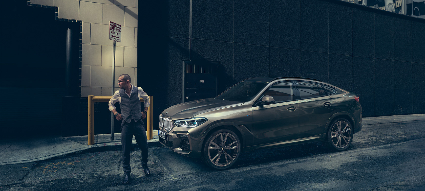 BMW X6. BMW X6 במבט קדמי צדדי בסביבה עירונית.