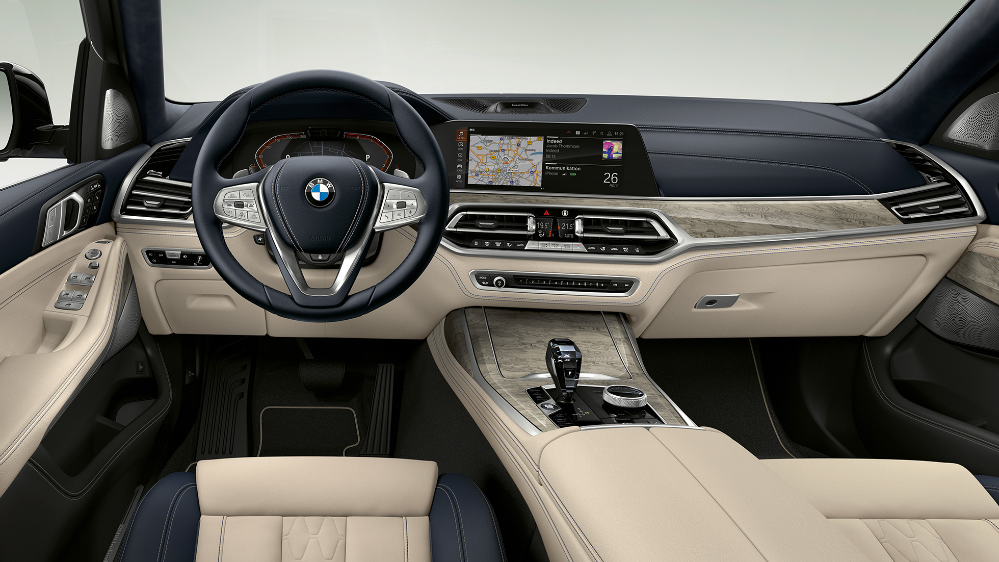 BMW X7 עם חבילת העיצוב Design Pure Excellence, סביבת הנהג תקריב במבט על החזית של סביבת הנהג של BMW X7 עם פריטי אבזור מחבילת העיצוב Design Pure Excellence
