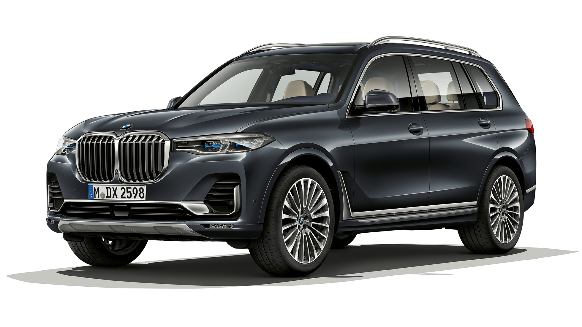 BMW X7 עם חבילת עיצוב Design Pure Excellence תצלום אולפן במבט חזית-צד על BMW X7 עם חבילת עיצוב Design Pure Excellence