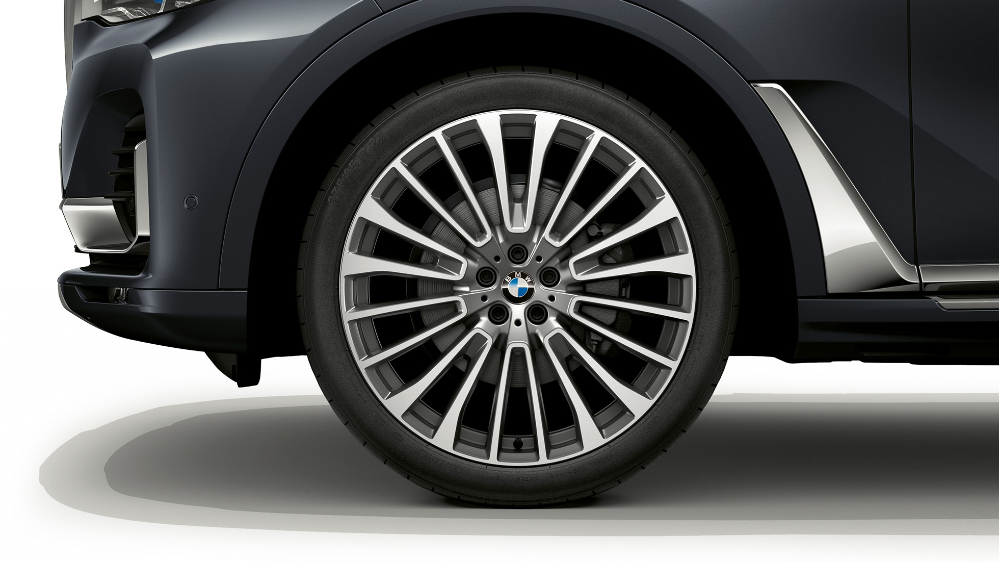 BMW X7 עם חבילת העיצוב Design Pure Excellence, חישוקי סגסוגת קלה תקריב על חישוקי הסגסוגת הקלה של BMW X7 עם פריטי אבזור מחבילת העיצוב Design Pure Excellence