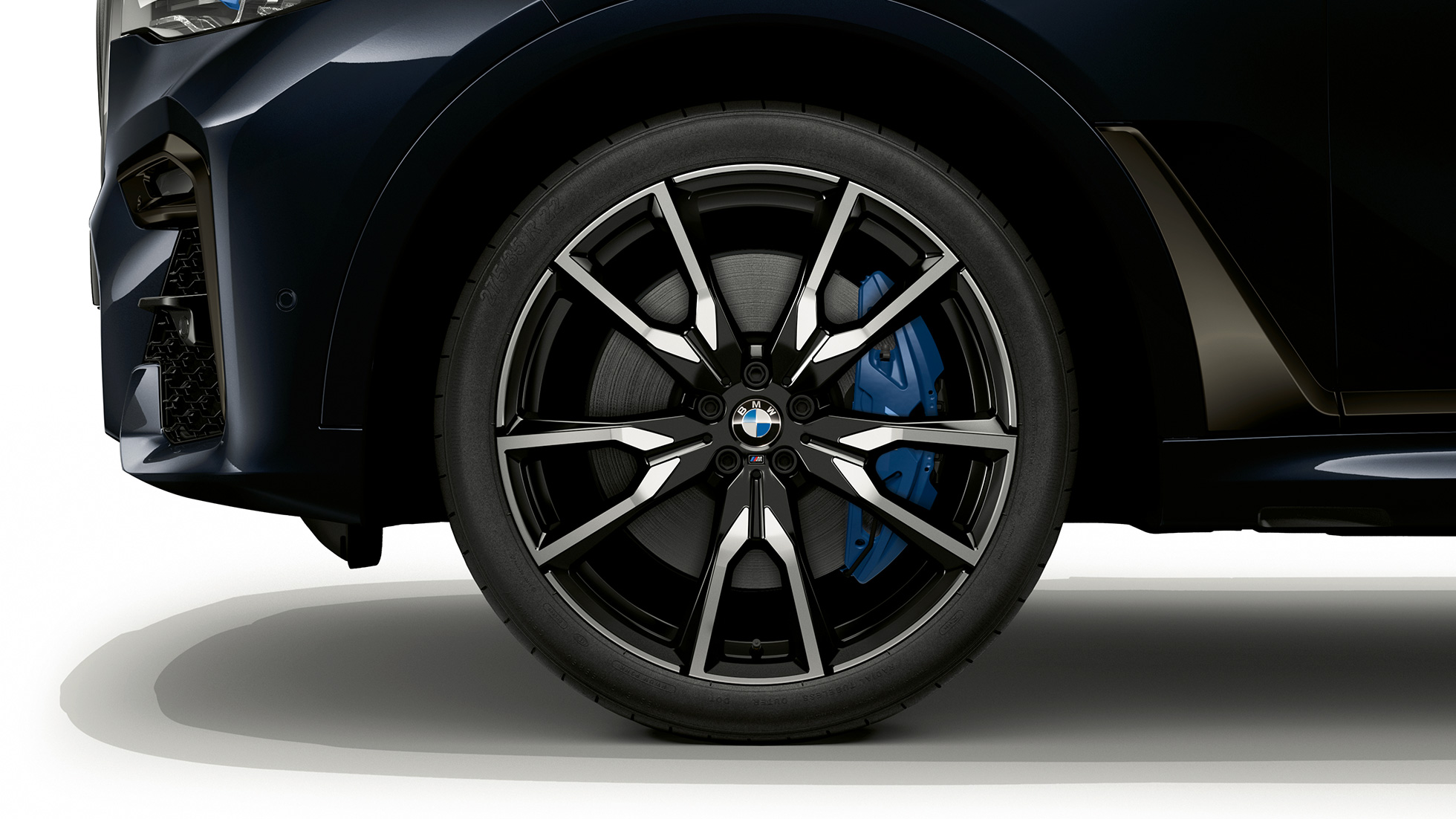 חישוקי סגסוגת קלה של BMW X7 בדגם BMW Individual X7 xDrive40i תקריב על חישוקי הסגסוגת הקלה של BMW X7 עם פריטי אבזור של דגם BMW Individual X7 xDrive40i