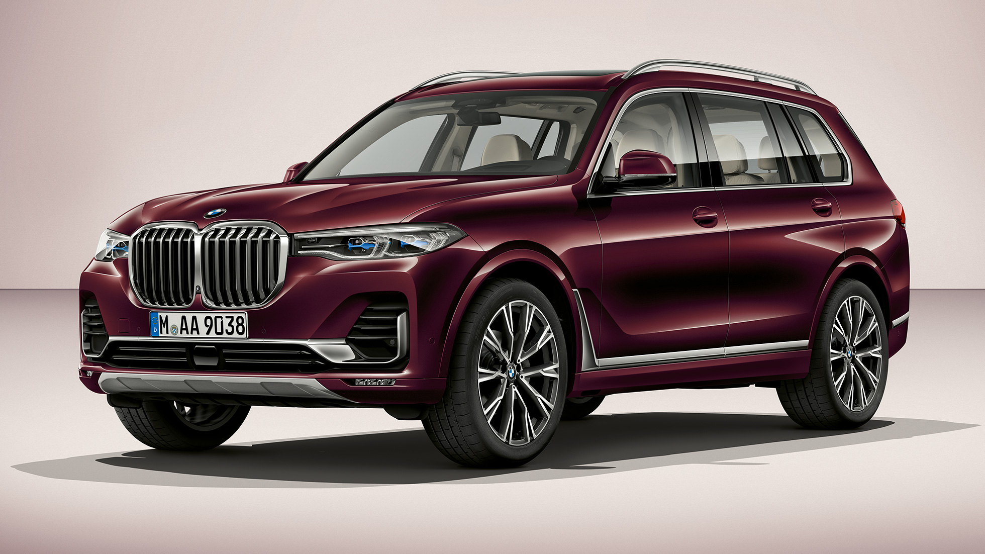 BMW X7 עם חבילת M Sport תצלום אולפן במבט חזית-צד על BMW X7 עם חבילת M Sport