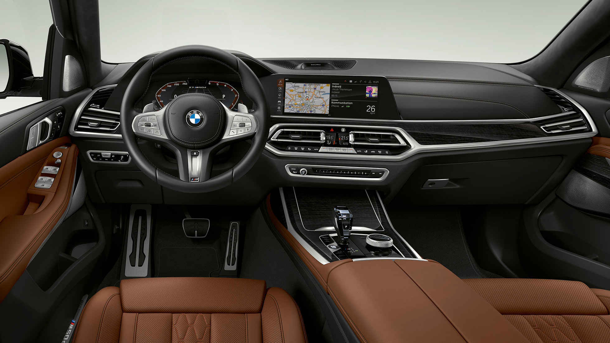 סביבת הנהג של BMW X7 בדגם BMW X7 M50d תקריב במבט על החזית של סביבת הנהג של BMW X7 עם פריטי אבזור של דגם BMW X7 M50d