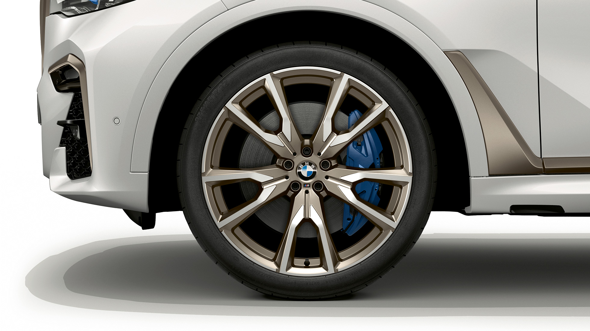 חישוקי סגסוגת קלה של BMW X7 בדגם BMW X7 M50d תקריב על חישוקי הסגסוגת הקלה של BMW X7 עם פריטי אבזור של דגם BMW X7 M50d