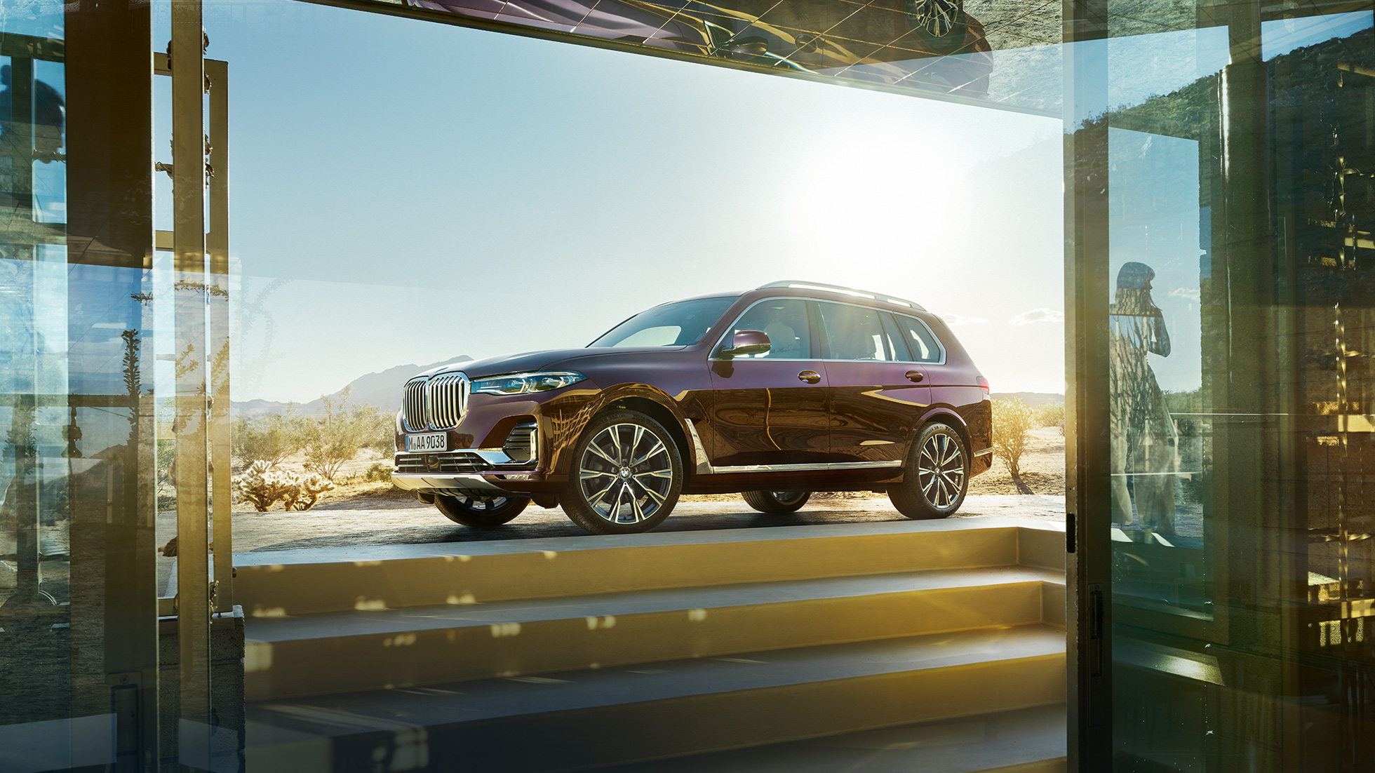 BMW Individual X7 xDrive40i, מבט צד מבט צד על BMW X7 בצבע מטאלי Ametrin במצב נייח