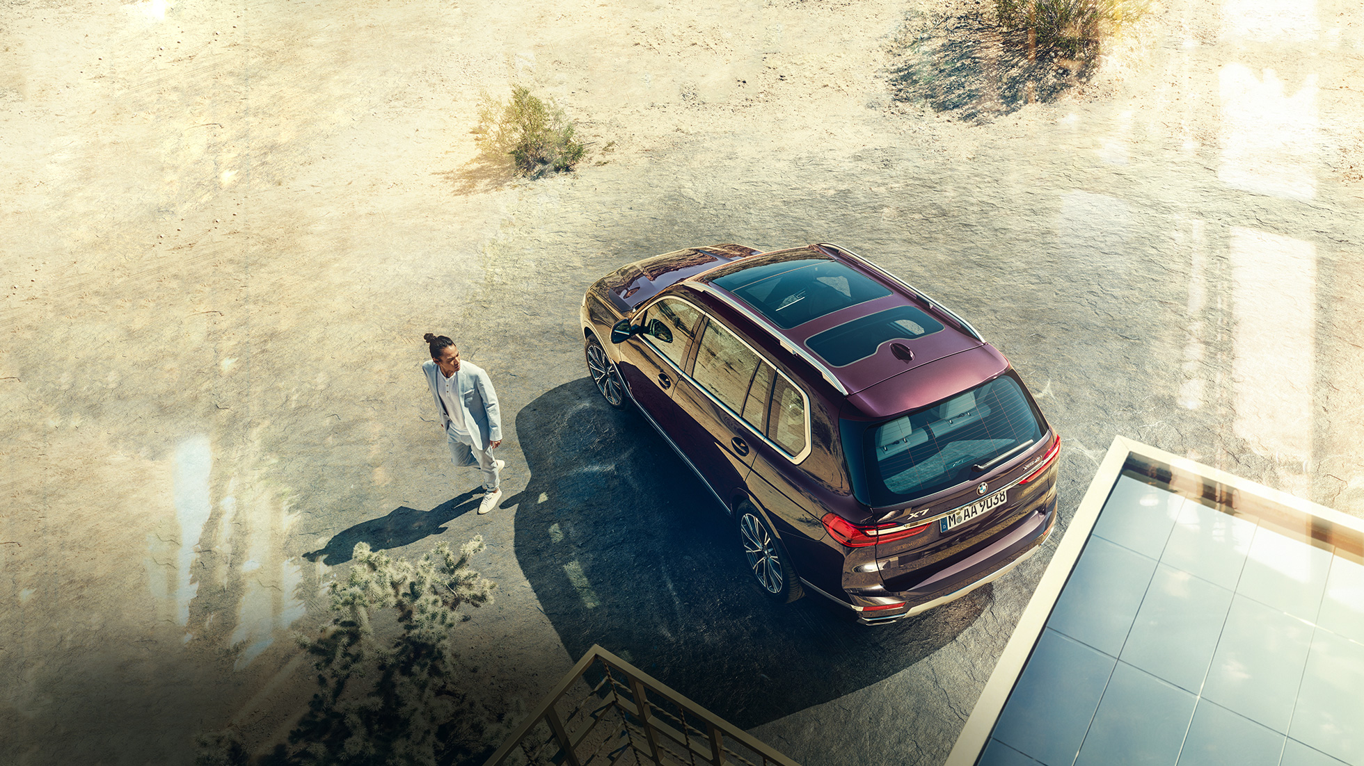 מבט ממעוף הציפור על BMW Individual X7 xDrive40i מבט ממעוף הציפור על BMW X7 בצבע מטאלי Ametrin במצב נייח