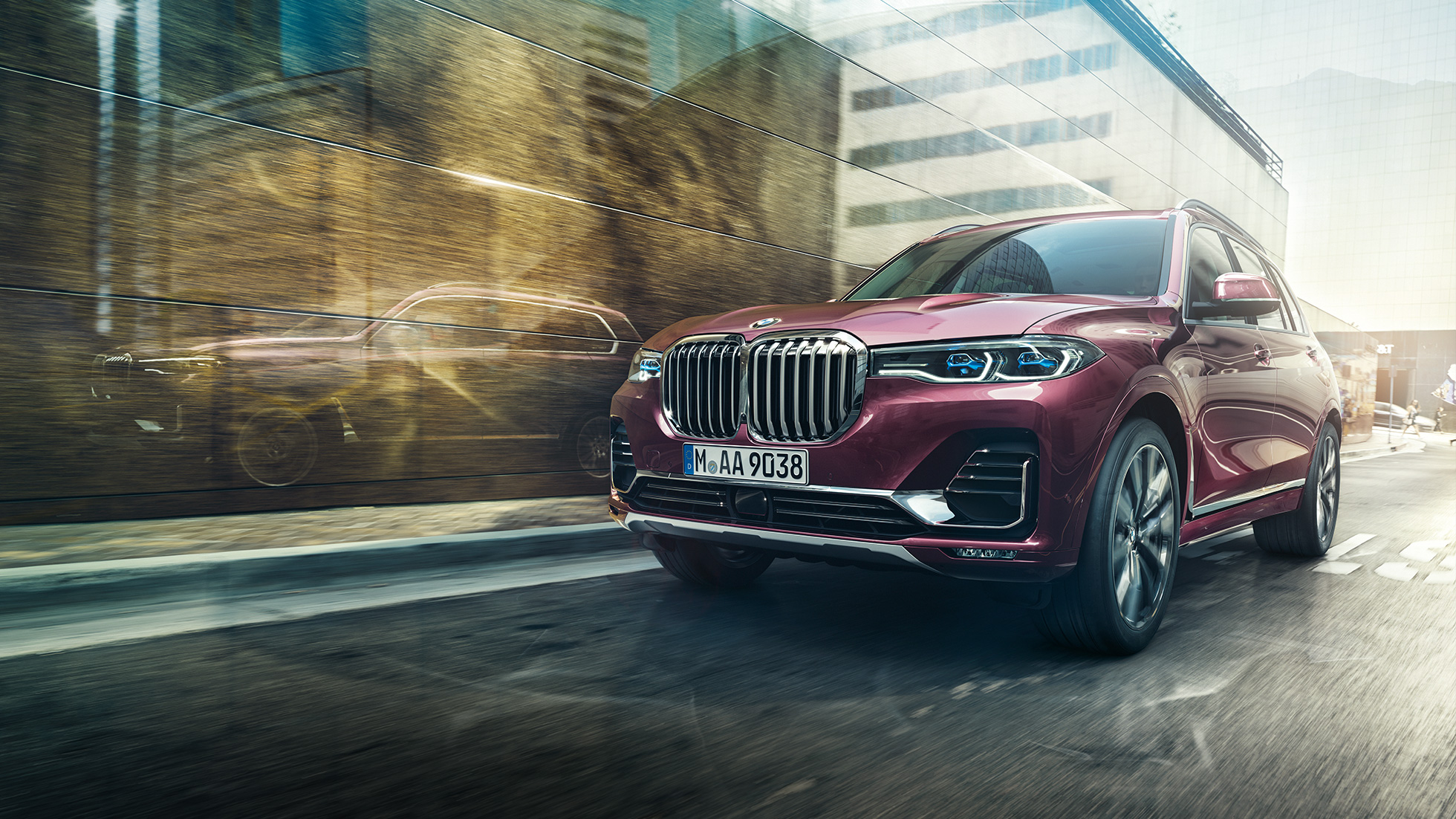 BMW Individual X7 xDrive40i, מבט חזית-צד מבט חזית-צד על BMW X7 בצבע מטאלי Ametrin בנסיעה