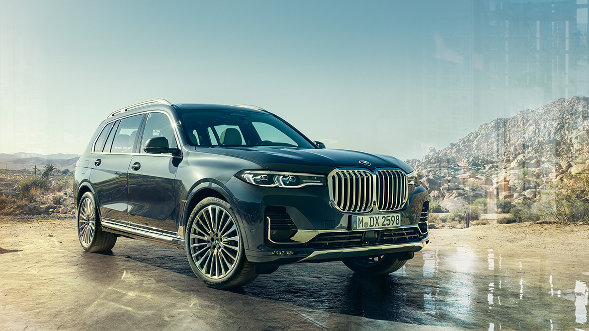 העיצוב החיצוני של BMW X7, מבט חזית-צד העיצוב החיצוני של BMW X7: מבט חזית-צד על רקע נוף מדברי