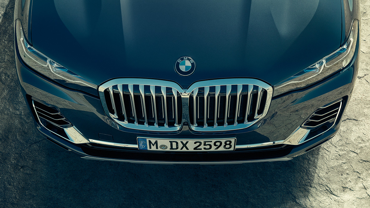 שבכת הכליות של BMW ב-BMW X7 שבכת הכליות של BMW: תצלום מזווית גבוהה של החזית של BMW X7