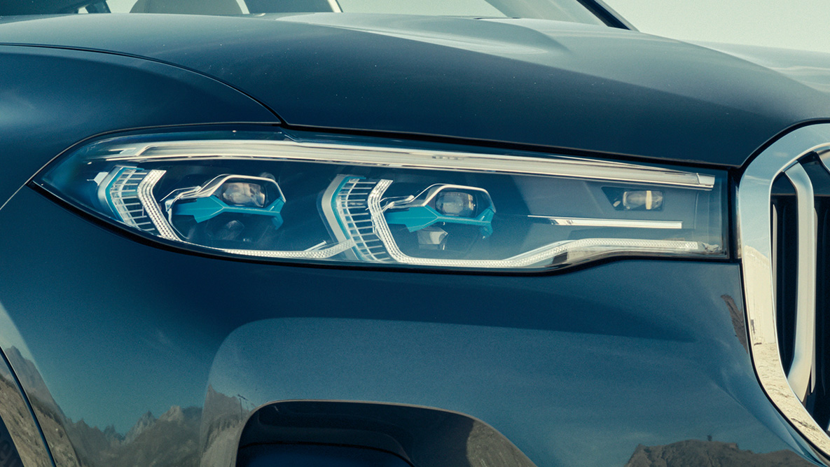 פנסי לייזר של BMW פנסי לייזר של BMW: תקריב על החזית של BMW X7 במבט חזית-צד