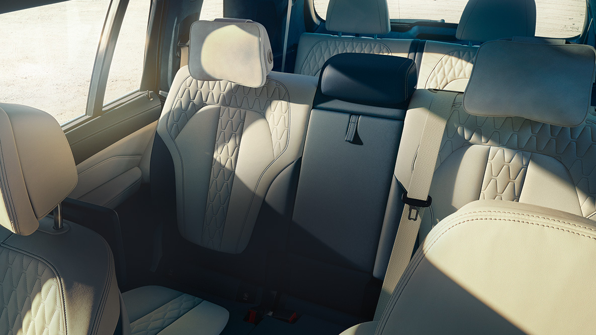 המושבים של BMW X7 מבט על אלכסוני על שבעת המושבים של BMW X7