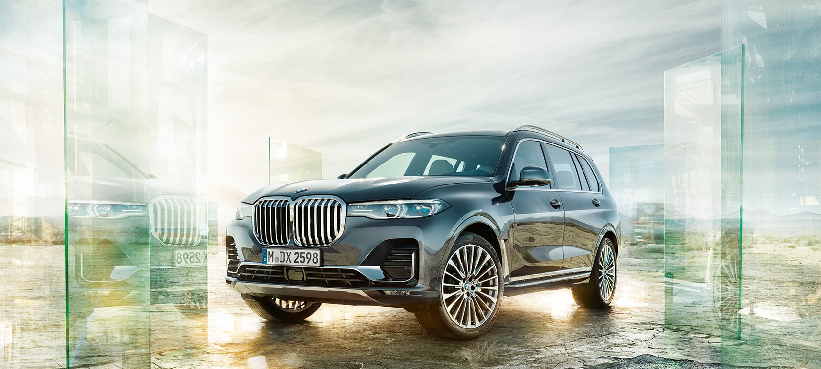 BMW X7 במבט חזית-צד BMW X7 במבט חזית-צד על רקע נוף מדברי