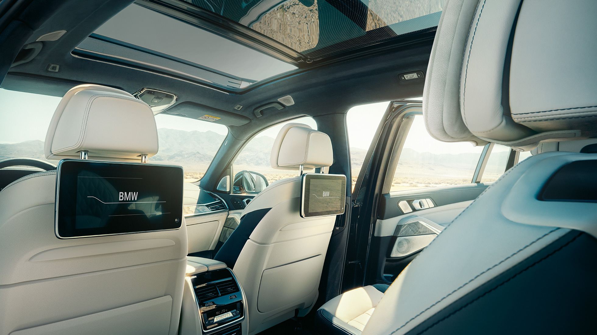 תא הנוסעים של BMW X7 תא הנוסעים של BMW X7: מבט משורת המושבים השלישית
