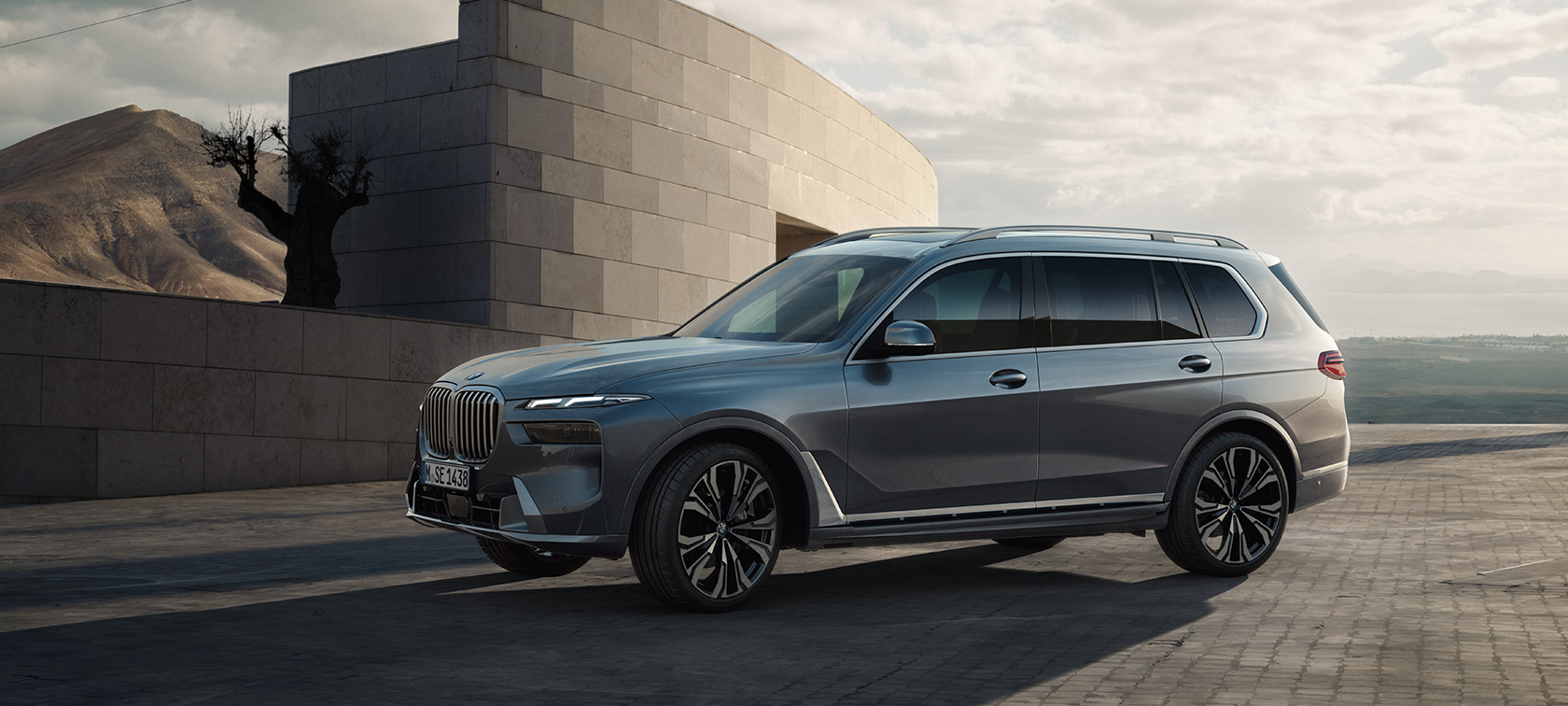 BMW X7 מבט צדדי Sparkling Copper Grey אפור מטאלי Design Pure Excellence סרטון BMW X7 מבט צדדי בעמידה Sparkling Copper Grey אפור מטאלי Design Pure Excellence סרטון