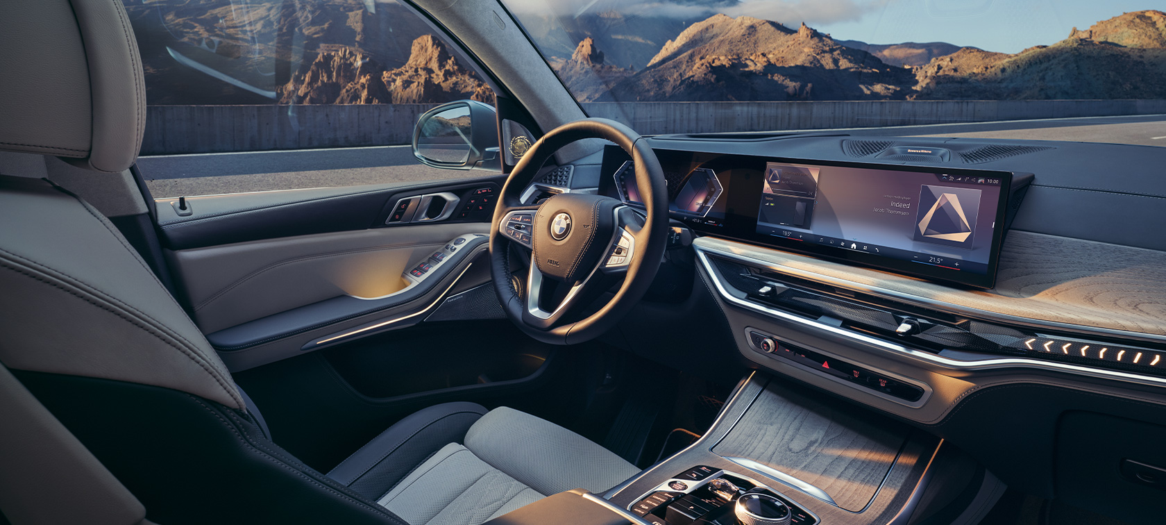 מבט על סביבת הנהג מצד הנוסע BMW X7 LCI מבט על סביבת הנהג עם הצג הקמור של BMW מצד הנוסע BMW X7 LCI