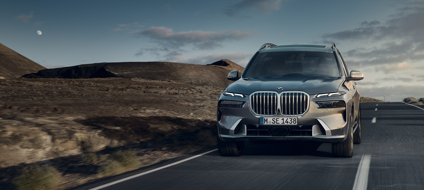 BMW X7 מבט קדמי Sparkling Copper Grey אפור מטאלי Design Pure Excellence BMW X7 מבט קדמי בנהיגה אפור Sparkling Copper Grey מטאלי Design Pure Excellence