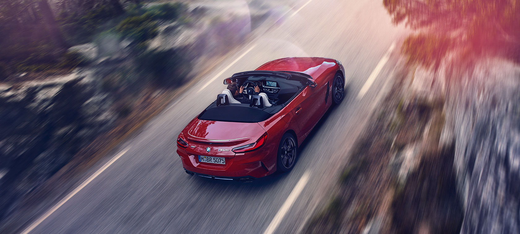 מבט ממעוף הציפור על BMW Z4 רודסטר מבט ממעוף הציפור על BMW Z4 רודסטר בתנועה
