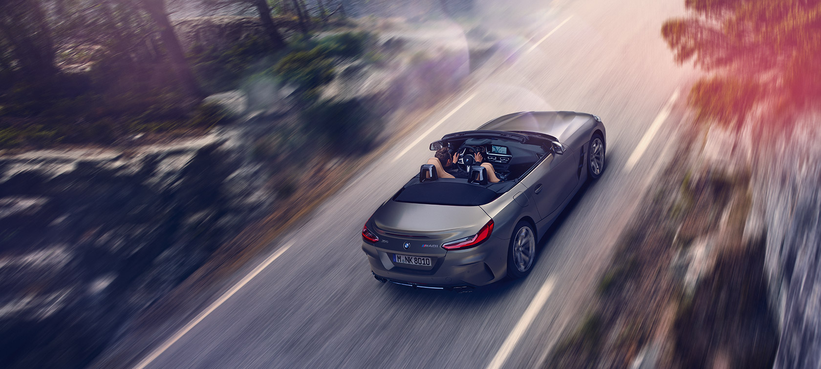 מבט ממעוף הציפור על BMW Z4 רודסטר אפורה מבט ממעוף הציפור על BMW Z4 רודסטר אפורה בתנועה