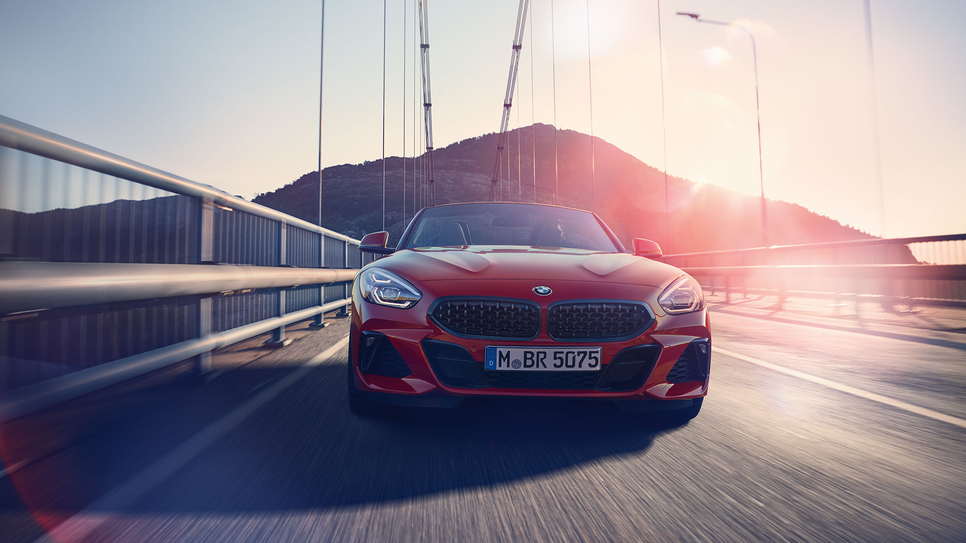 BMW Z4 רודסטר על גשר תצלום חזית של BMW Z4 רודסטר על גשר