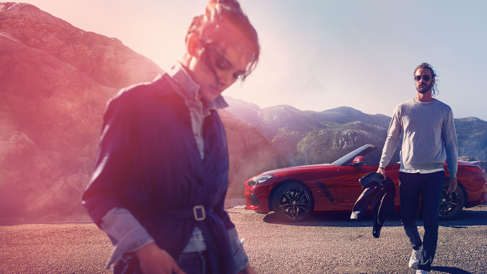 BMW Z4 רודסטר על רקע נוף הררי איש, אישה ו-BMW Z4 רודסטר על רקע נוף הררי