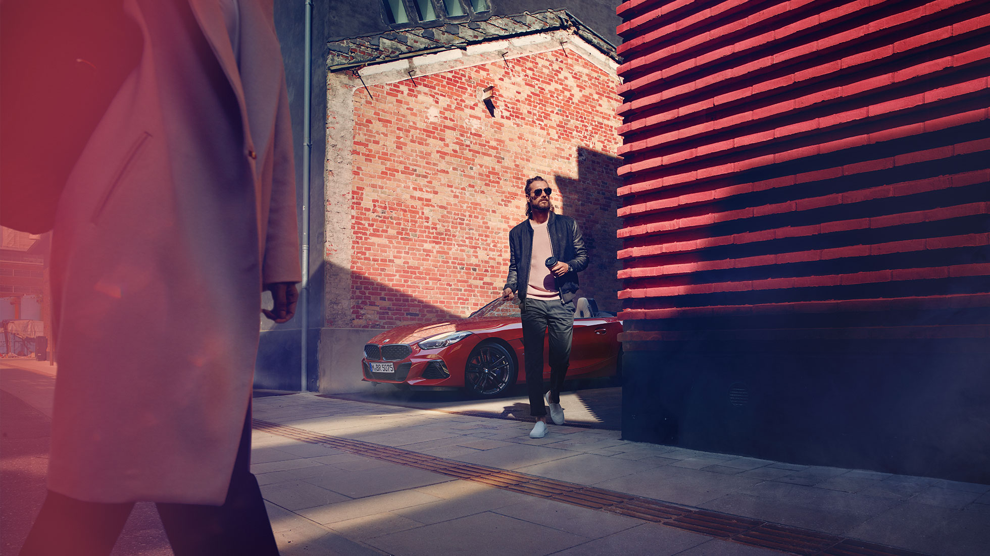 BMW Z4 רודסטר ברחוב צדדי אדם ברחוב צדדי על רקע BMW Z4 רודסטר