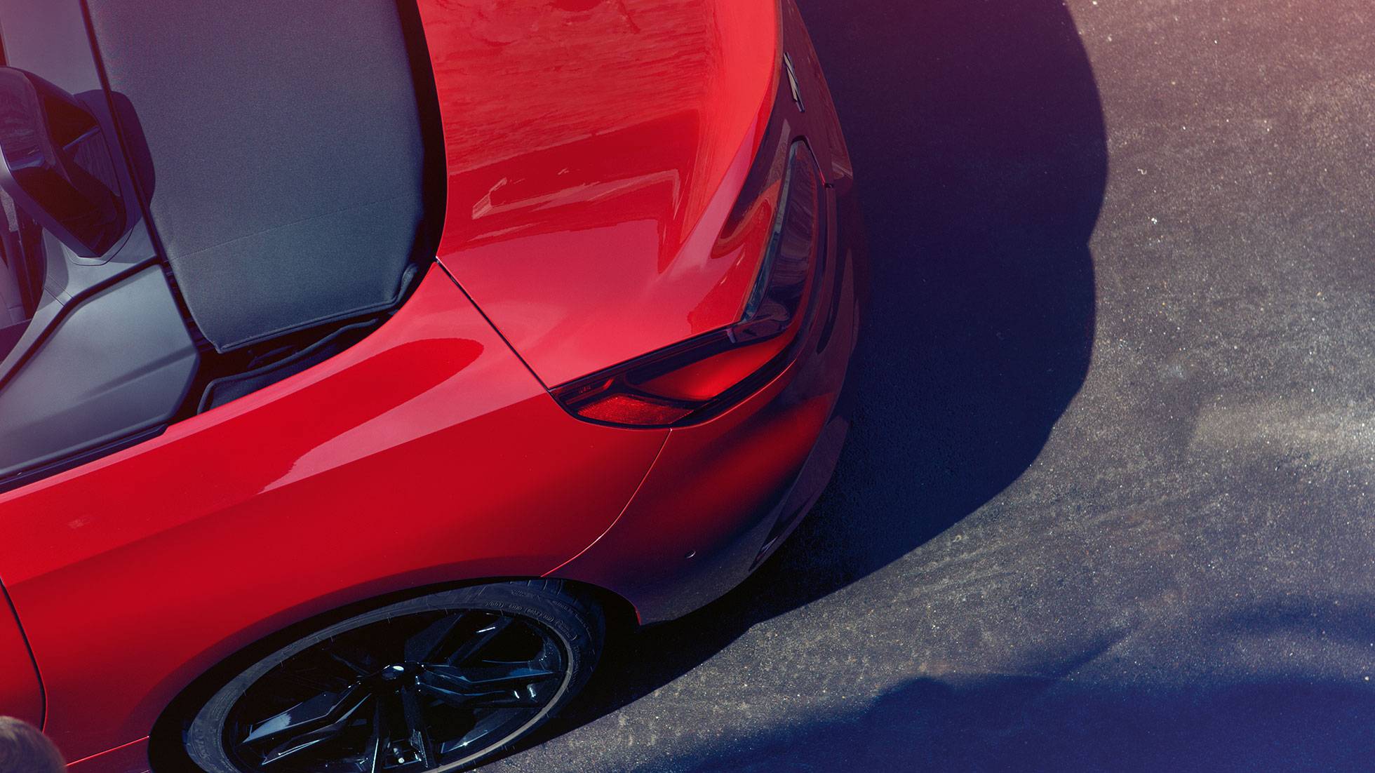 חלקה האחורי והגלגל האחורי של BMW Z4 רודסטר מבט ממעוף הציפור על חלקה האחורי והגלגל האחורי של BMW Z4 רודסטר