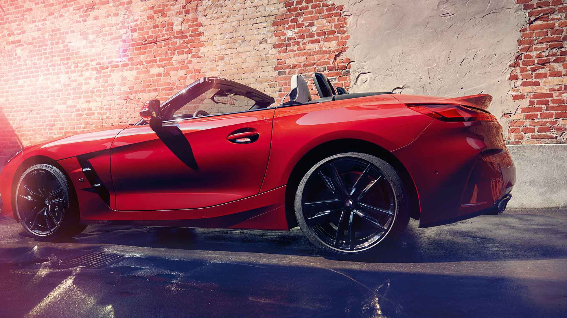 תצלום במבט צד של BMW Z4 רודסטר תצלום במבט צד של BMW Z4 רודסטר על רקע קיר לבנים